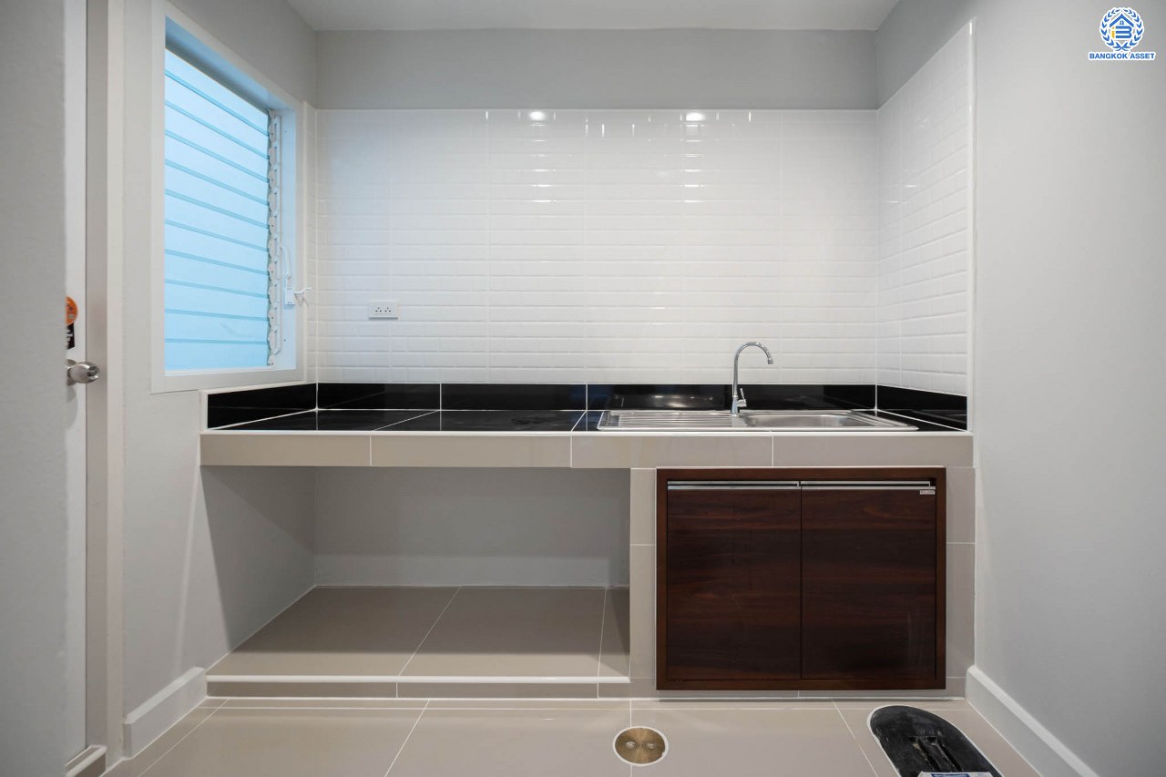 บ้านมือสองตกแต่งใหม่ โครงการ บ้านดุลิยานนท์ ติวานนท์ ทาวน์เฮ้าส์พร้อมอยู่ ราคาสุดคุ้ม! เนื้อที่ 16 ตร.ว. ฟังก์ชัน 2 ห้องนอน 2 ห้องน้ำ 1 ที่จอดรถ บนทำเลเชื่อมต่อเมือง ใกล้รถไฟฟ้าสายสีชมพู "สถานีสามัคคี" และจุดขึ้นทางด่วน "งามวงศ์วาน"